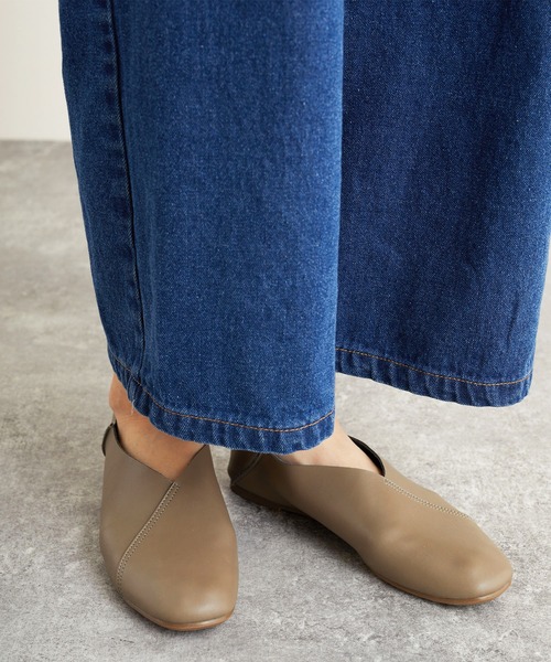 LUGG NAGG(ラグナグ)の「ソフト素材Vカットパンプス(ローファー・レディース・アイボリー/オフホワイト/ブラック/モカ・24.5cm/24.0cm/23.5cm/23.0cm)」の8枚目の写真