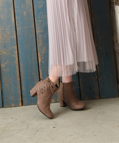 Realta（レアルタ）の「Realta(レアルタ) サイド編み上げレースアップの ショートブーツ（ブーツ・レディース・ブラック系その他/ブラウン/ダークブラウン/ワインレッド・S/L/M/LL）」の2枚目の写真