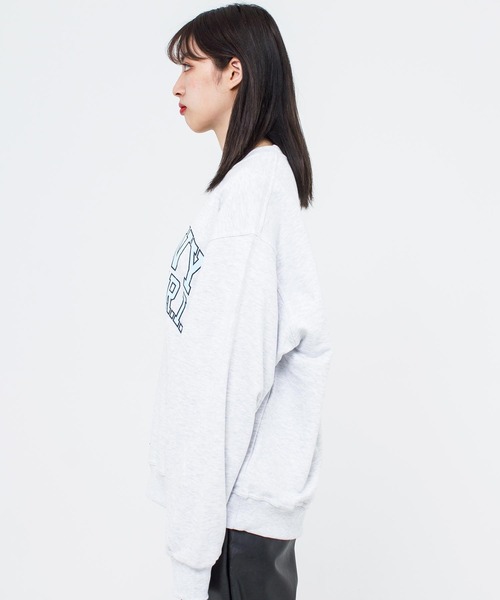 .KOM(ドットコム)の「『.KOM/ドットケーオーエム』NEWPORT MTM/カレッジロゴスウェットトレーナー(スウェット・レディース・ライトグレー/ブラック/ネイビー・FREE)」の7枚目の写真