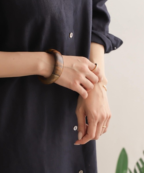 URBAN RESEARCH DOORS(アーバンリサーチドアーズ)の「ウッドバングル(バングル/リストバンド・レディース・ダークブラウン/ブラウン・ONE)」の2枚目の写真