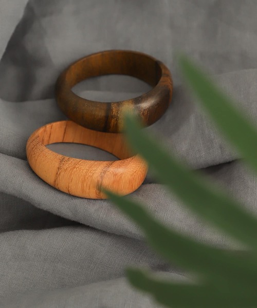 URBAN RESEARCH DOORS(アーバンリサーチドアーズ)の「ウッドバングル(バングル/リストバンド・レディース・ダークブラウン/ブラウン・ONE)」の7枚目の写真