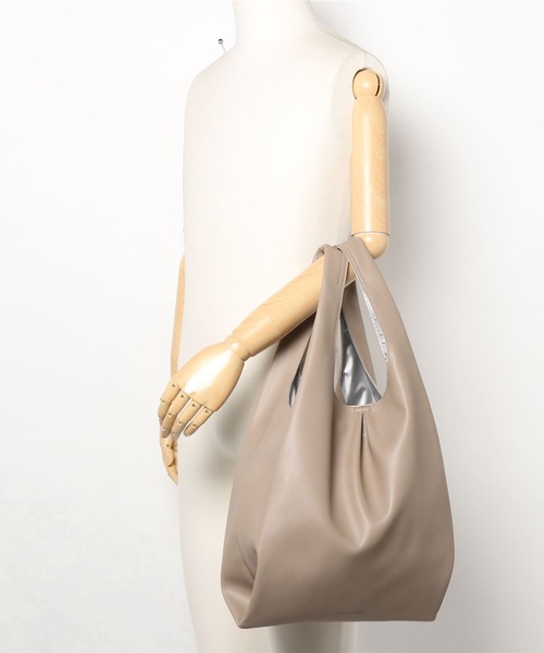 the case（ザケース）の「ECO LEATHER TUCK TOTE M（トートバッグ・メンズ・アイボリー/ブラック/ベージュ・FREE）」の8枚目の写真