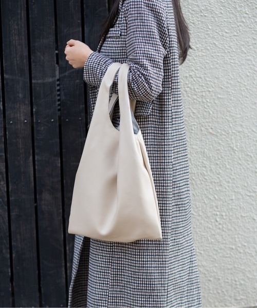 the case（ザケース）の「ECO LEATHER TUCK TOTE M（トートバッグ・メンズ・アイボリー/ブラック/ベージュ・FREE）」の4枚目の写真