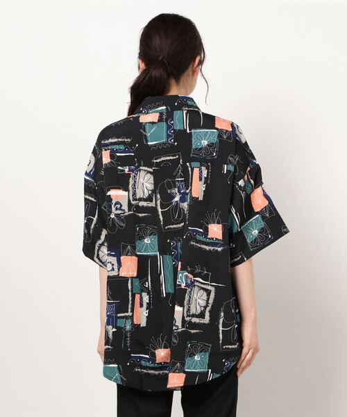 SPINNS（スピンズ）の「【ゆったりシルエット】総柄半袖オーバーサイズシャツ（シャツ/ブラウス・レディース・A/B/C/D/E/G/J/F/I/H・ONESIZE）」の12枚目の写真
