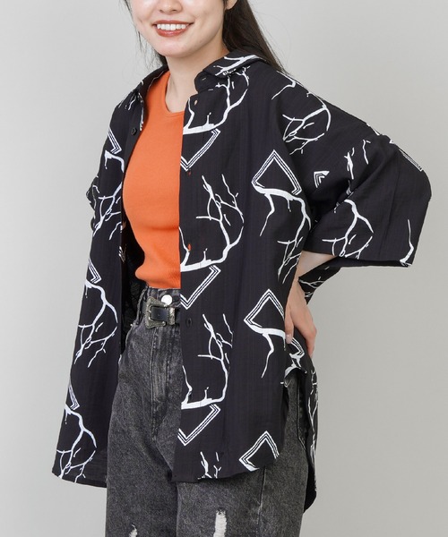 SPINNS（スピンズ）の「【ゆったりシルエット】総柄半袖オーバーサイズシャツ（シャツ/ブラウス・レディース・A/B/C/D/E/G/J/F/I/H・ONESIZE）」の2枚目の写真