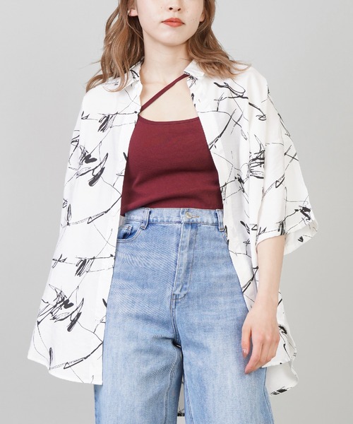 SPINNS（スピンズ）の「【ゆったりシルエット】総柄半袖オーバーサイズシャツ（シャツ/ブラウス・レディース・A/B/C/D/E/G/J/F/I/H・ONESIZE）」の3枚目の写真