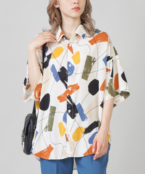 SPINNS（スピンズ）の「【ゆったりシルエット】総柄半袖オーバーサイズシャツ（シャツ/ブラウス・レディース・A/B/C/D/E/G/J/F/I/H・ONESIZE）」の7枚目の写真