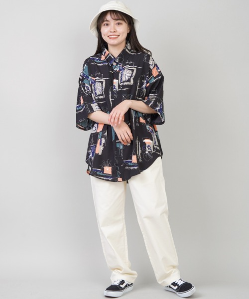 SPINNS（スピンズ）の「【ゆったりシルエット】総柄半袖オーバーサイズシャツ（シャツ/ブラウス・レディース・A/B/C/D/E/G/J/F/I/H・ONESIZE）」の13枚目の写真