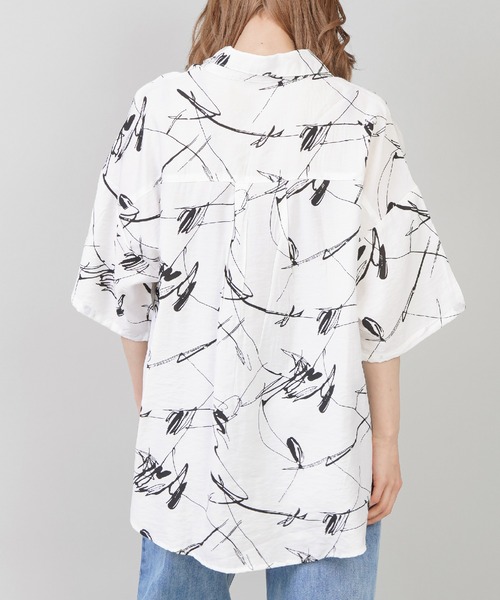 SPINNS（スピンズ）の「【ゆったりシルエット】総柄半袖オーバーサイズシャツ（シャツ/ブラウス・レディース・A/B/C/D/E/G/J/F/I/H・ONESIZE）」の21枚目の写真