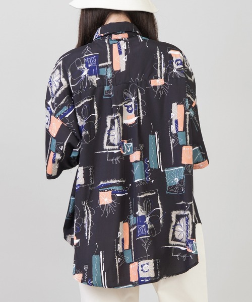 SPINNS（スピンズ）の「【ゆったりシルエット】総柄半袖オーバーサイズシャツ（シャツ/ブラウス・レディース・A/B/C/D/E/G/J/F/I/H・ONESIZE）」の18枚目の写真