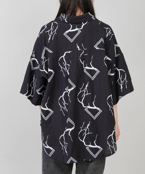 SPINNS（スピンズ）の「【ゆったりシルエット】総柄半袖オーバーサイズシャツ（シャツ/ブラウス・レディース・A/B/C/D/E/G/J/F/I/H・ONESIZE）」の22枚目の写真