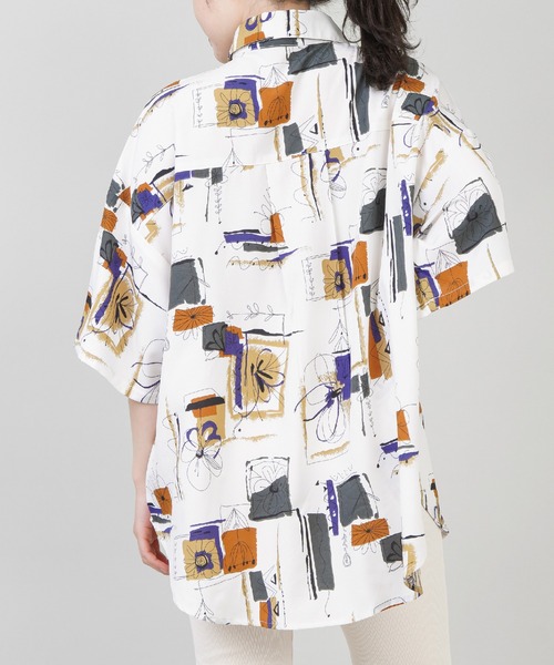 SPINNS（スピンズ）の「【ゆったりシルエット】総柄半袖オーバーサイズシャツ（シャツ/ブラウス・レディース・A/B/C/D/E/G/J/F/I/H・ONESIZE）」の19枚目の写真