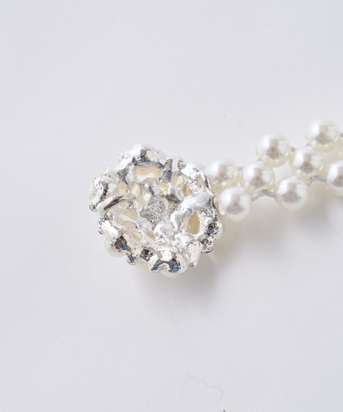 one after another NICE CLAUP（ワンアフターアナザーナイスクラップ）の「モチーフ付きパールベルト（ベルト・レディース・ホワイト/ゴールド・ONE SIZE）」の3枚目の写真