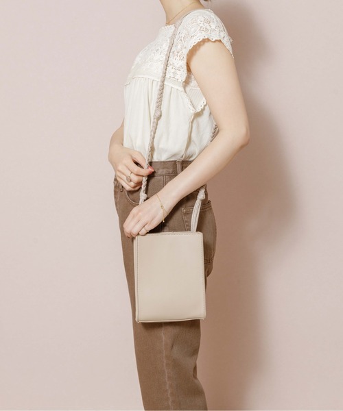 flower（フラワー）の「デイリーミニショルダーバッグ（ショルダーバッグ・レディース・ベージュ/アイボリー・FREE）」の3枚目の写真