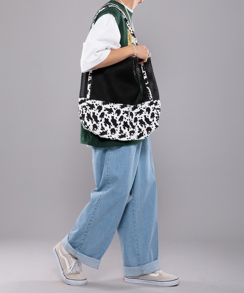 kutir(クティール)の「牛柄トートバッグ(トートバッグ・メンズ・ホワイト/ブラウン・FREE)」の4枚目の写真