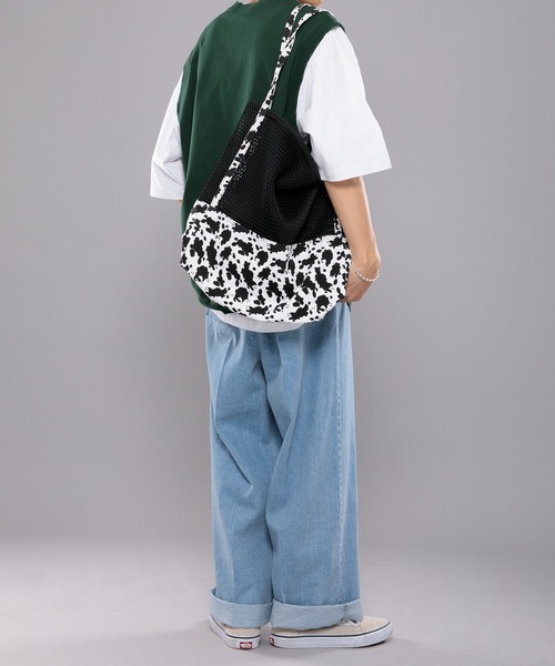 kutir(クティール)の「牛柄トートバッグ(トートバッグ・メンズ・ホワイト/ブラウン・FREE)」の5枚目の写真