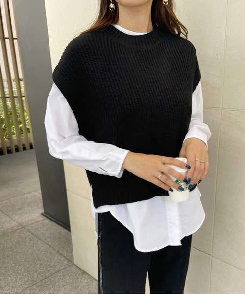 Meli rich（メリーリッチ）の「レイヤードに。クルーネックサイドスリットベスト（ベスト・レディース・ホワイト系/ブラック系/アイボリー/ベージュ/マルーン/モカ/オリーブ/ブラック・M/L/MEDIUM）」の4枚目の写真