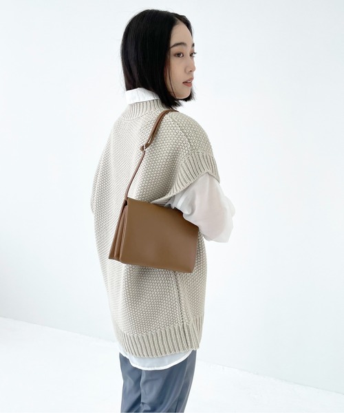 Meli rich（メリーリッチ）の「レイヤードに。クルーネックサイドスリットベスト（ベスト・レディース・ホワイト系/ブラック系/アイボリー/ベージュ/マルーン/モカ/オリーブ/ブラック・M/L/MEDIUM）」の17枚目の写真