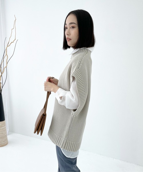 Meli rich（メリーリッチ）の「レイヤードに。クルーネックサイドスリットベスト（ベスト・レディース・ホワイト系/ブラック系/アイボリー/ベージュ/マルーン/モカ/オリーブ/ブラック・M/L/MEDIUM）」の9枚目の写真