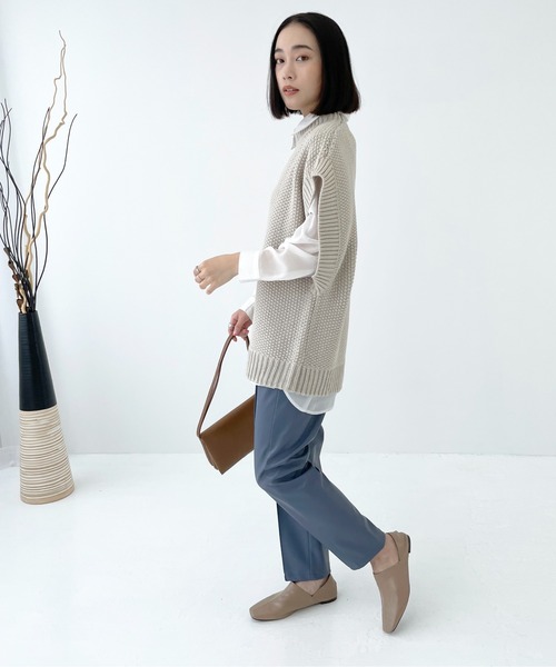 Meli rich（メリーリッチ）の「レイヤードに。クルーネックサイドスリットベスト（ベスト・レディース・ホワイト系/ブラック系/アイボリー/ベージュ/マルーン/モカ/オリーブ/ブラック・M/L/MEDIUM）」の11枚目の写真