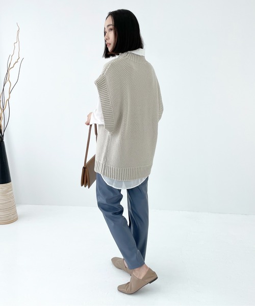 Meli rich（メリーリッチ）の「レイヤードに。クルーネックサイドスリットベスト（ベスト・レディース・ホワイト系/ブラック系/アイボリー/ベージュ/マルーン/モカ/オリーブ/ブラック・M/L/MEDIUM）」の13枚目の写真