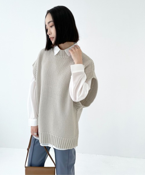 Meli rich（メリーリッチ）の「レイヤードに。クルーネックサイドスリットベスト（ベスト・レディース・ホワイト系/ブラック系/アイボリー/ベージュ/マルーン/モカ/オリーブ/ブラック・M/L/MEDIUM）」の10枚目の写真