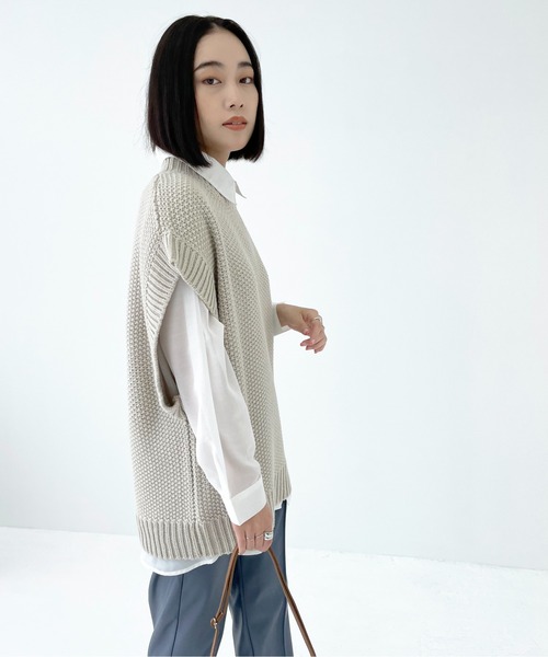 Meli rich（メリーリッチ）の「レイヤードに。クルーネックサイドスリットベスト（ベスト・レディース・ホワイト系/ブラック系/アイボリー/ベージュ/マルーン/モカ/オリーブ/ブラック・M/L/MEDIUM）」の16枚目の写真