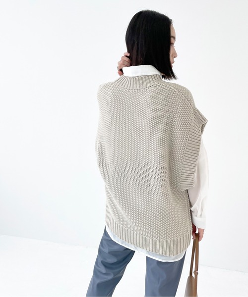 Meli rich（メリーリッチ）の「レイヤードに。クルーネックサイドスリットベスト（ベスト・レディース・ホワイト系/ブラック系/アイボリー/ベージュ/マルーン/モカ/オリーブ/ブラック・M/L/MEDIUM）」の15枚目の写真