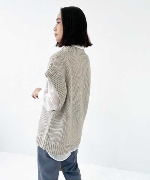 Meli rich（メリーリッチ）の「レイヤードに。クルーネックサイドスリットベスト（ベスト・レディース・ホワイト系/ブラック系/アイボリー/ベージュ/マルーン/モカ/オリーブ/ブラック・M/L/MEDIUM）」の12枚目の写真