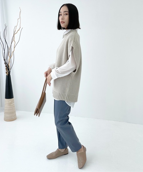 Meli rich（メリーリッチ）の「レイヤードに。クルーネックサイドスリットベスト（ベスト・レディース・ホワイト系/ブラック系/アイボリー/ベージュ/マルーン/モカ/オリーブ/ブラック・M/L/MEDIUM）」の14枚目の写真