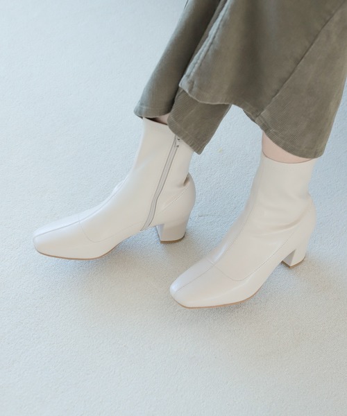 LAKOLE（ラコレ）の「スクエアトゥソフトショートブーツ / 228576（ブーツ・レディース・ブラック/モカ/イエロー系/オフホワイト・MEDIUM/LARGE）」の2枚目の写真