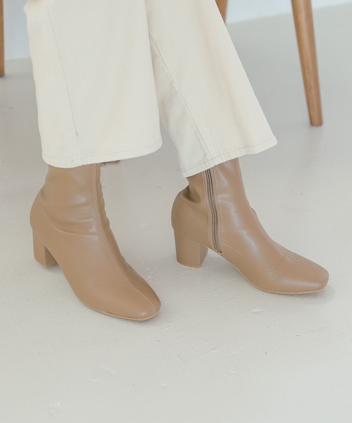 LAKOLE（ラコレ）の「スクエアトゥソフトショートブーツ / 228576（ブーツ・レディース・ブラック/モカ/イエロー系/オフホワイト・MEDIUM/LARGE）」の4枚目の写真