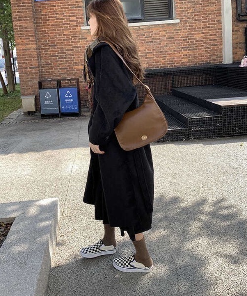 yuue' ( wear )（ユーイ）の「オーバーサイズ 袖ボリューム チェスターコート（チェスターコート・レディース・ブラック/ブラウン/グレー・SMALL/MEDIUM/LARGE/X-LARGE）」の4枚目の写真