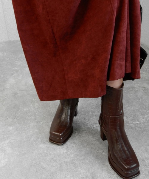 minia（ミニア）の「ワイドスクエアトゥの厚底ピースミドルブーツ　◆（ブーツ・レディース・アイボリー/ブラック/ブラウン系/パイソン・S/M/L/LL）」の4枚目の写真