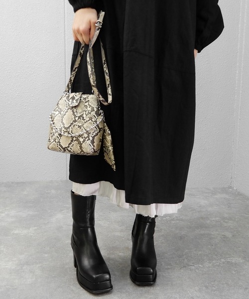 minia（ミニア）の「ワイドスクエアトゥの厚底ピースミドルブーツ　◆（ブーツ・レディース・アイボリー/ブラック/ブラウン系/パイソン・S/M/L/LL）」の20枚目の写真