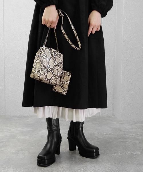 minia（ミニア）の「ワイドスクエアトゥの厚底ピースミドルブーツ　◆（ブーツ・レディース・アイボリー/ブラック/ブラウン系/パイソン・S/M/L/LL）」の21枚目の写真