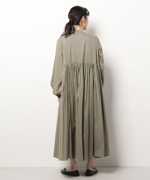BEARDSLEY（ビアズリー）の「羽織でもレイヤードでも ギャザーワンピース（ワンピース・レディース・ホワイト/カーキ・1/0）」の4枚目の写真
