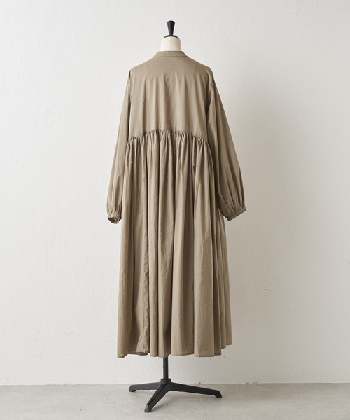 BEARDSLEY（ビアズリー）の「羽織でもレイヤードでも ギャザーワンピース（ワンピース・レディース・ホワイト/カーキ・1/0）」の9枚目の写真