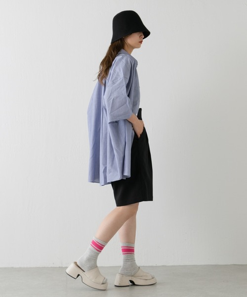 WHIMSIC（ウィムジック）の「【WHIMSIC】オーバーサイズショートスリーブシャツ（シャツ/ブラウス・レディース・ネイビー/ブルー・FREE）」の8枚目の写真