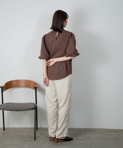 Amiur(エミレ)の「tuck design puff sleeve cut(Tシャツ/カットソー・レディース・アイボリー/ブラック/ブラウン・FREE)」の9枚目の写真