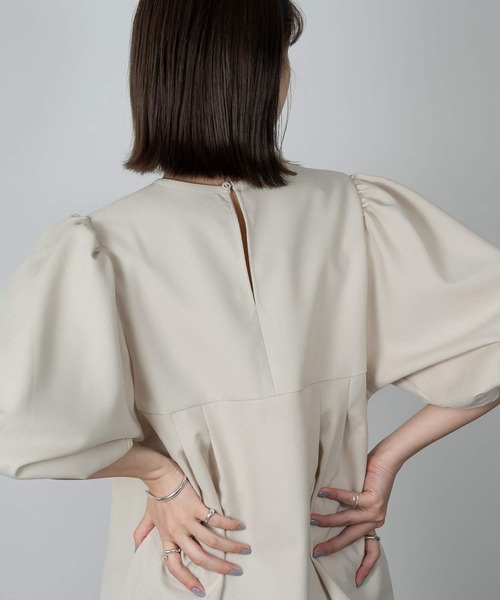 Amiur(エミレ)の「tuck design puff sleeve cut(Tシャツ/カットソー・レディース・アイボリー/ブラック/ブラウン・FREE)」の12枚目の写真