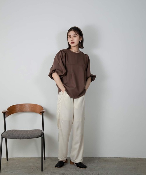 Amiur(エミレ)の「tuck design puff sleeve cut(Tシャツ/カットソー・レディース・アイボリー/ブラック/ブラウン・FREE)」の8枚目の写真