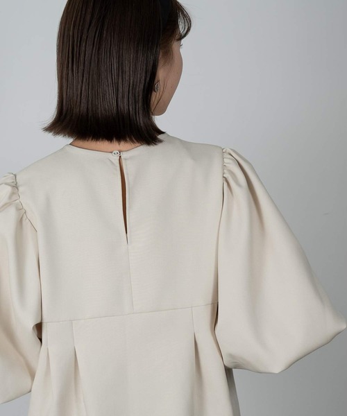 Amiur(エミレ)の「tuck design puff sleeve cut(Tシャツ/カットソー・レディース・アイボリー/ブラック/ブラウン・FREE)」の13枚目の写真