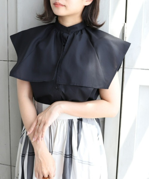 moment+（モーメントプラス）の「T/Cブロード無地＆ランダムストライプ スクエアラッフルカラーケープブラウス（シャツ/ブラウス・レディース・ブラック/オフホワイト/サックスブルー/ピンク・M）」の3枚目の写真