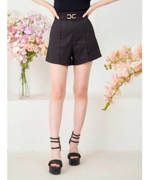 Darich(ダーリッチ)の「ハイウエストタックショートパンツ(その他パンツ・レディース・ブラック/アイボリー・S/M)」の1枚目の写真