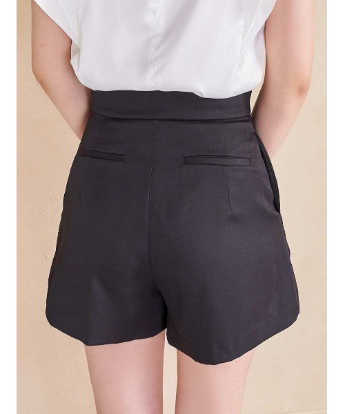 Darich(ダーリッチ)の「ハイウエストタックショートパンツ(その他パンツ・レディース・ブラック/アイボリー・S/M)」の6枚目の写真