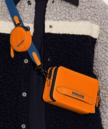 COACH チャールズ　ヴァーシティ　シグネチャー　ボディバッグ　オレンジ オレンジ系 Coach(コーチ) ショルダーバッグ(メンズ) - ブランド通販の