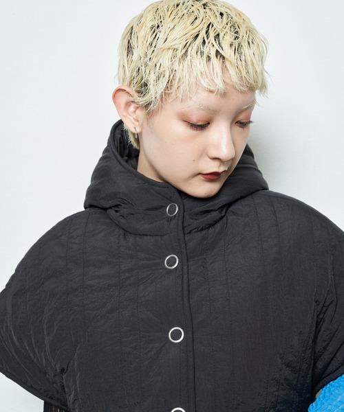 Solace(ソレイス)の「キルティング中綿ショートフードベスト(その他アウター・レディース・ブラック/ナチュラル・FREE)」の6枚目の写真