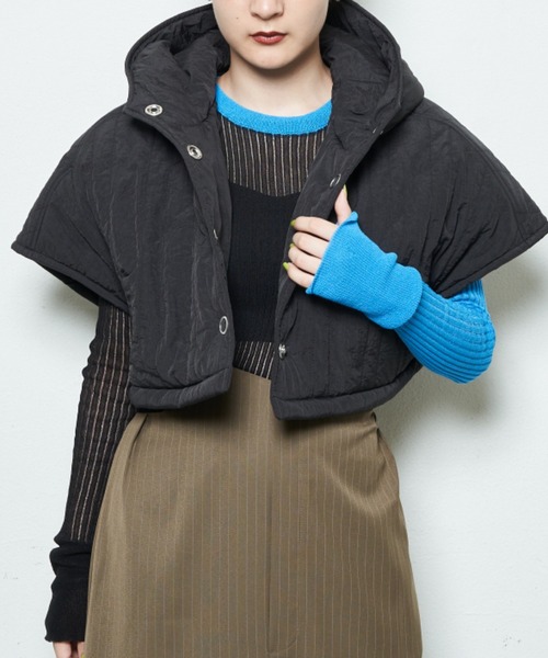 Solace(ソレイス)の「キルティング中綿ショートフードベスト(その他アウター・レディース・ブラック/ナチュラル・FREE)」の4枚目の写真