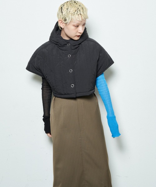 Solace(ソレイス)の「キルティング中綿ショートフードベスト(その他アウター・レディース・ブラック/ナチュラル・FREE)」の9枚目の写真